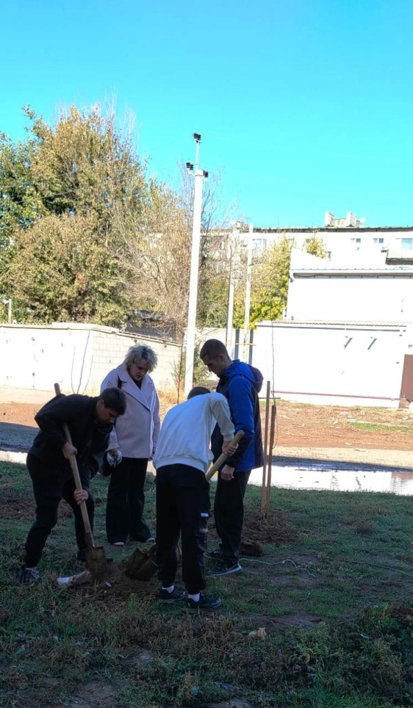 Студенты АНПОО "Котельниковский колледж бизнеса" к празднованию 80-летия Победы в Великой Отечественной войне в рамках благоустройства высадили 20 саженцев яблони на участке, прилегающем к зданию колледжа.