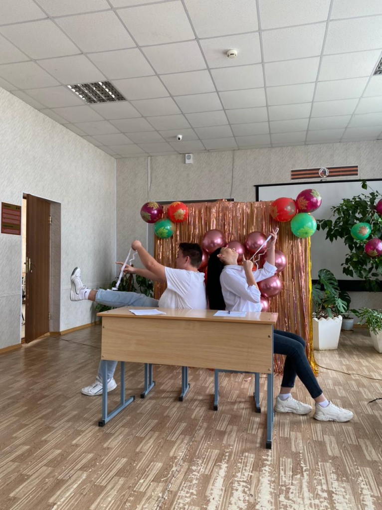 Как надо красиво доставать шпаргалки на экзамене.jpg